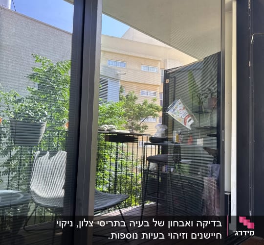 רשת הזזה וחלון הזזה מאלומיניום ביציאה למרפסת